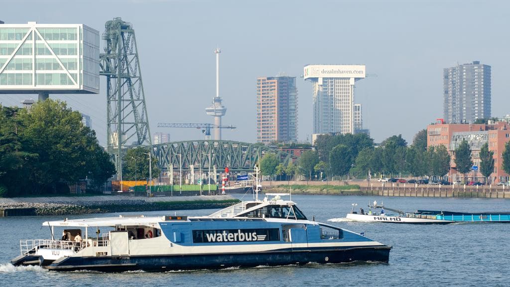 De Waterbus vaart over de Maas. Foto: Joep Boute