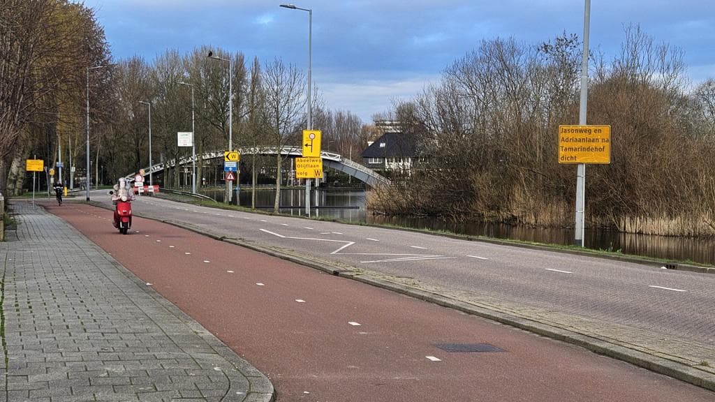 Straatbeeld met verkeersborden en verkeer op het fietspad op de Ringdijk. Foto: gemeente Rotterdam