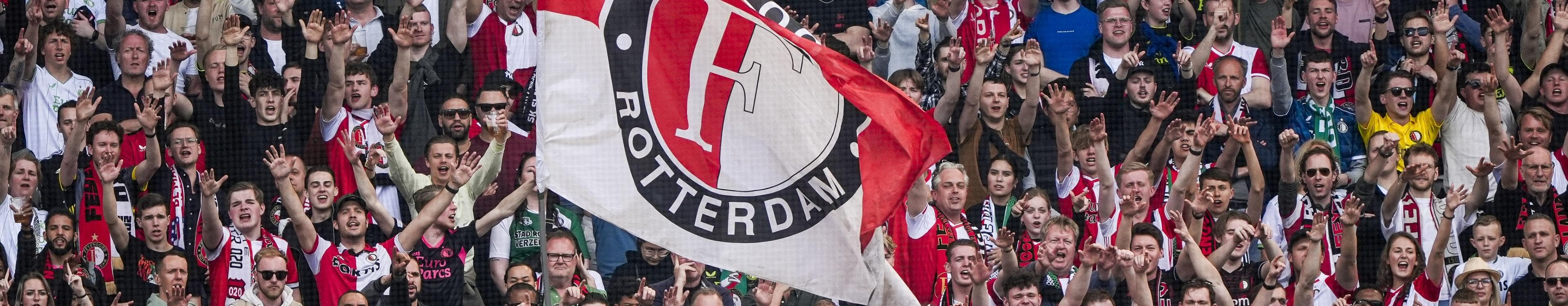 Juichende Feyenoord supporters met vlag op de tribune in de Kuip.