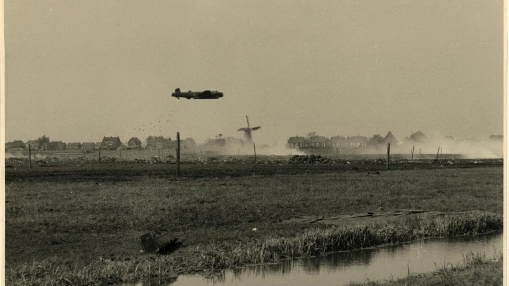 Een Britse bommenwerper scheert over de polder bij Terbregge in mei 1945