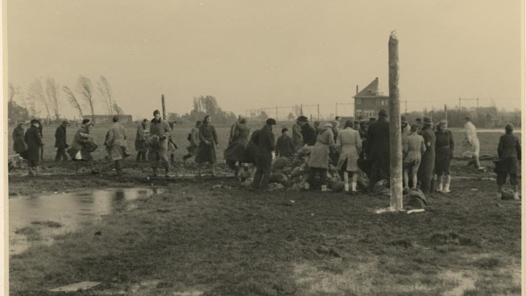 Mensen bij gedropte voedselpakketten van de geallieerden in Terbregge, mei 1945