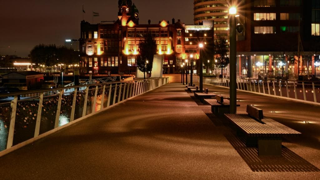 De Rijnhavenbrug in de avond