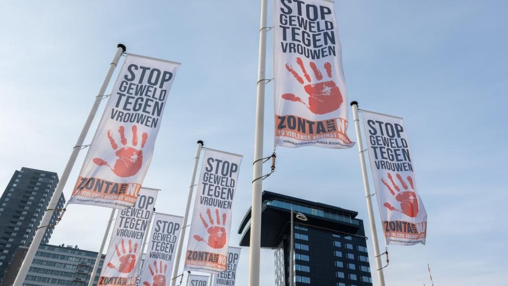 vlaggen met tekst 'stop geweld tegen vrouwen'