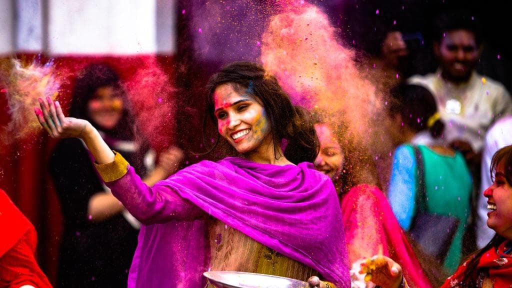 Hindoestaanse mensen vieren Holi-feest met veel gekleurd poeder op kleding en lichaam