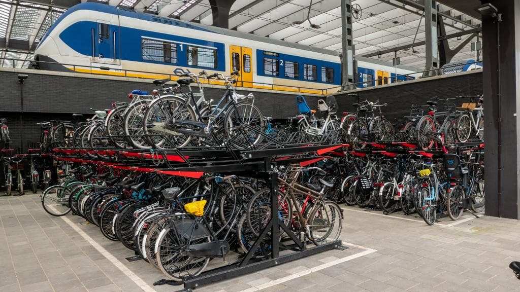fietsen in de fietsenstalling met een trein erachter