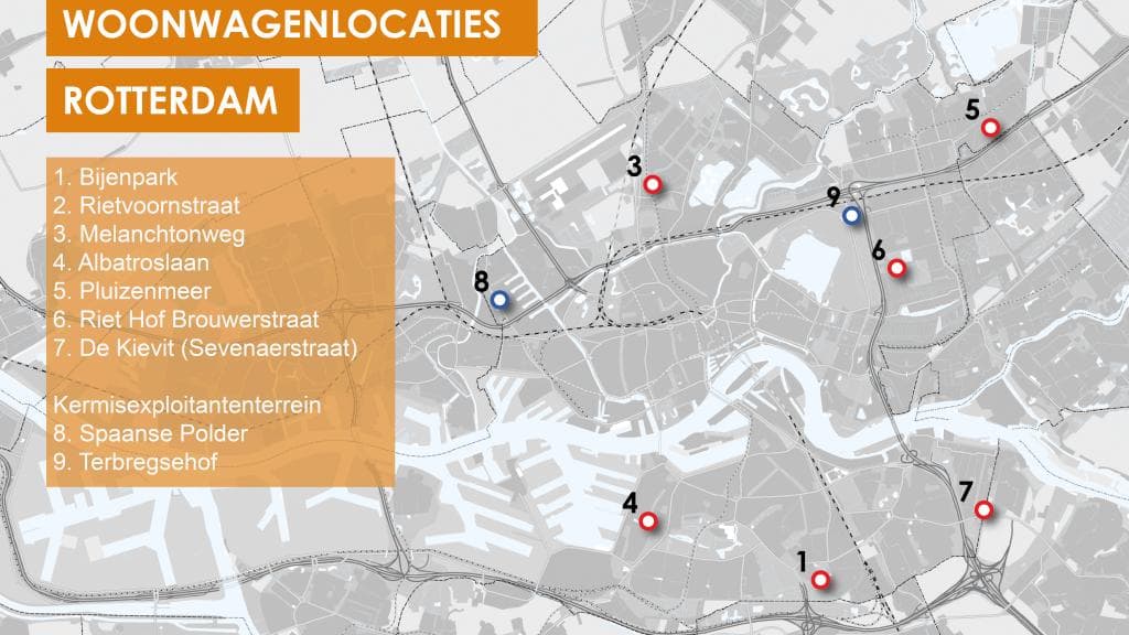 Een kaartje waarop de woonwagenlocaties in Rotterdam staan.