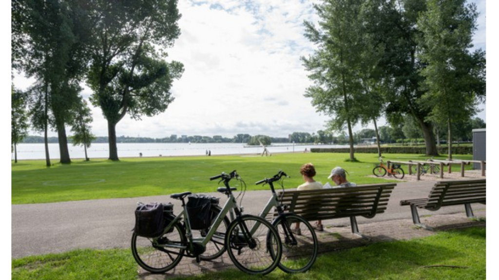 Kralingse plas met fietsen en mensen op bankje. Foto: Hans Tak