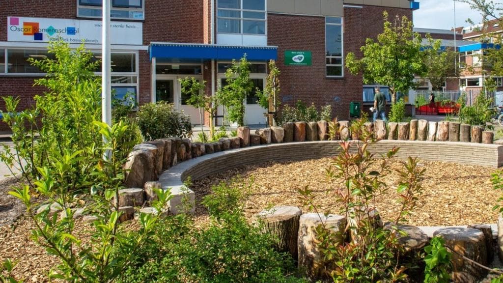 Het groenblauwe schoolplein van de Oscar Romeroschool. Foto: gemeente Rotterdam