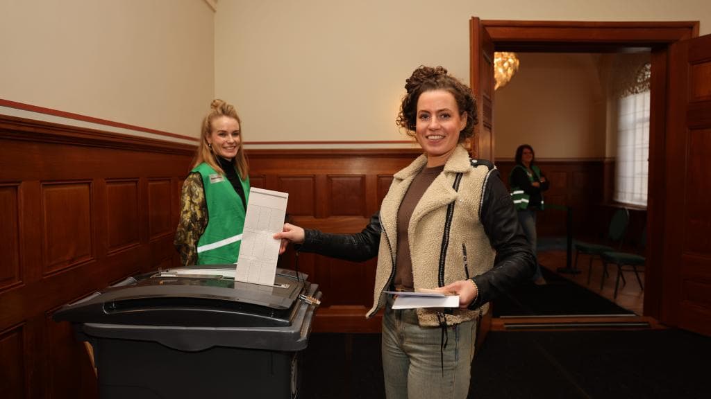 Een Rotterdammer brengt haar stem uit voor de Tweede Kamerverkiezingen in het Stadhuis.
