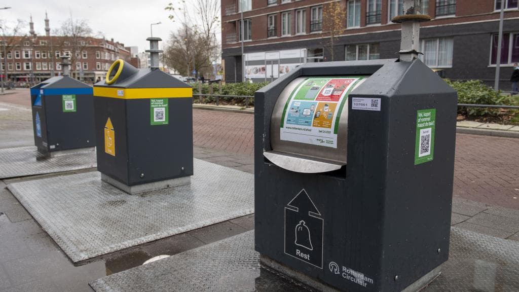 QR_code op afvalbak. Foto Jan van der Ploeg
