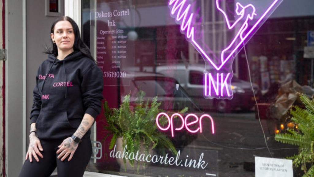 Dakota Cortel voor haar eigen tattoo shop