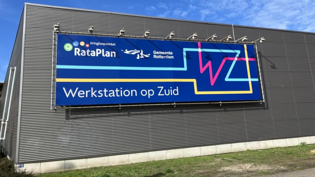 Billboard met de tekst Werkstation op Zuid aan de buitenkant van het gebouw van kringloop RataPlan. Foto: gemeente Rotterdam