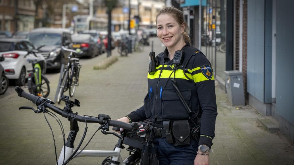 WIjkagent Anna Quist poserend met een fiets