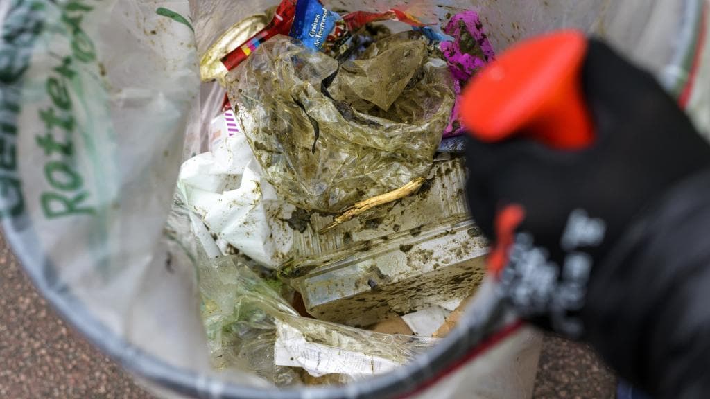 close up foto van een volle afvalzak
