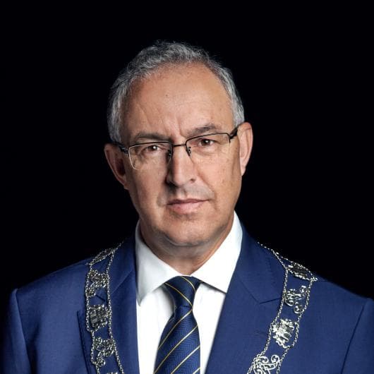 Een portret van burgemeester Aboutaleb met ambsketting